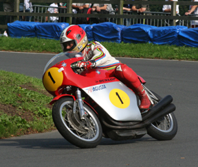 Giacomo Agostini on a crowd-pleasing lap aboard the MV Agusta (Alex Stewart)